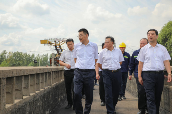 邳州市人民政府与徐州市交通控股集团战略合作洽谈暨邳州老港与新港置换协议签约仪式举行